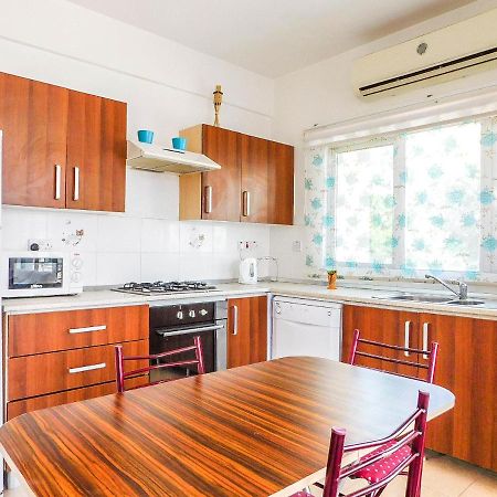 Rix Apartments ไคริเนีย ภายนอก รูปภาพ